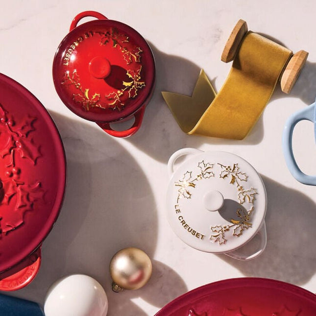 Round Mini Cocotte Holly Gold Relief 8 Oz Cerise